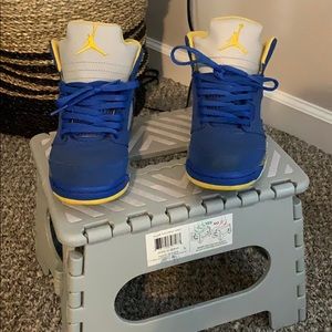 I am selling Jordan 5’s shoes